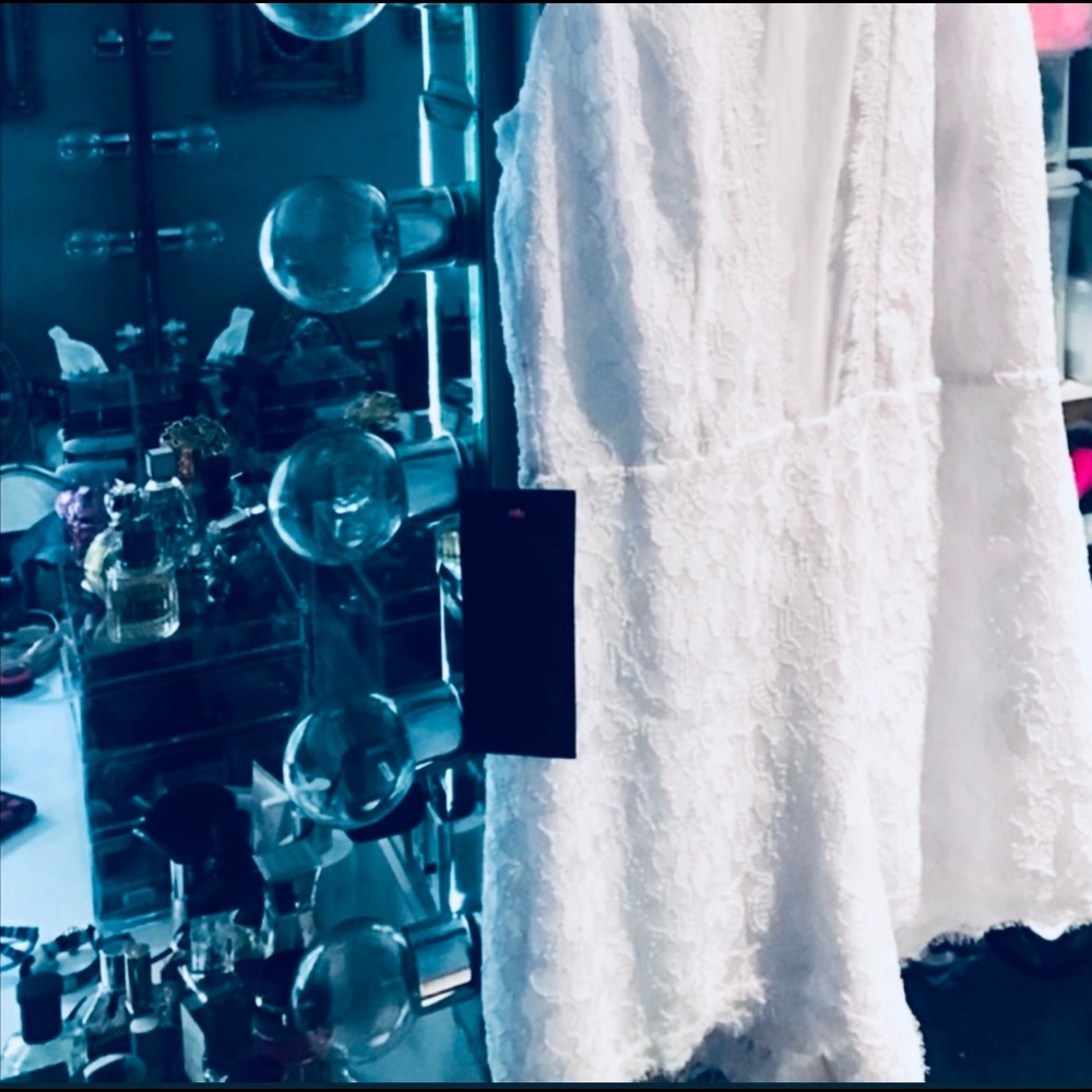 ‼️SOLD‼️⭐️NEW⭐️Bebe White Lace Deep V Romper - Picture 4 of 9